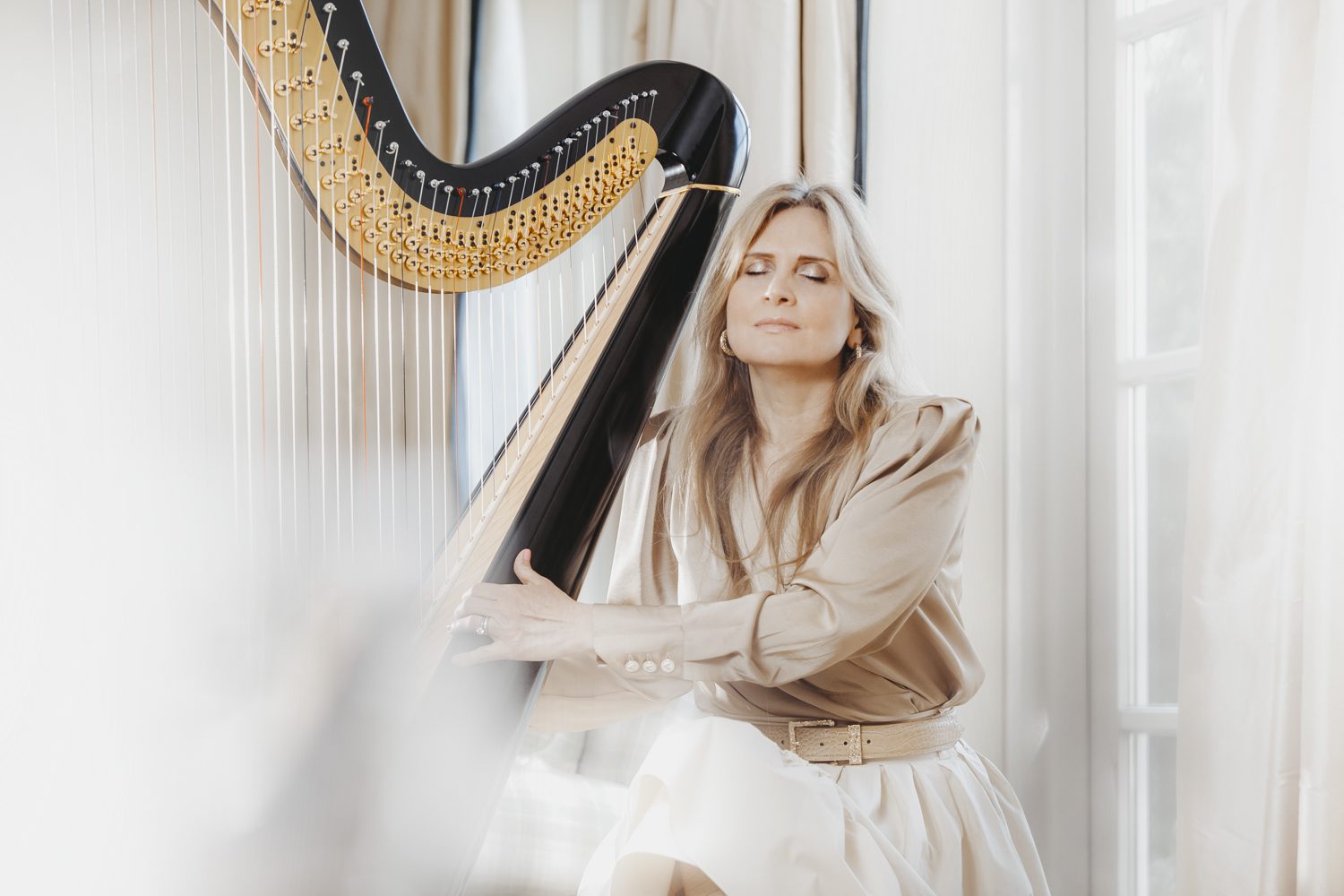Sarah fotoshoot met harp, blur