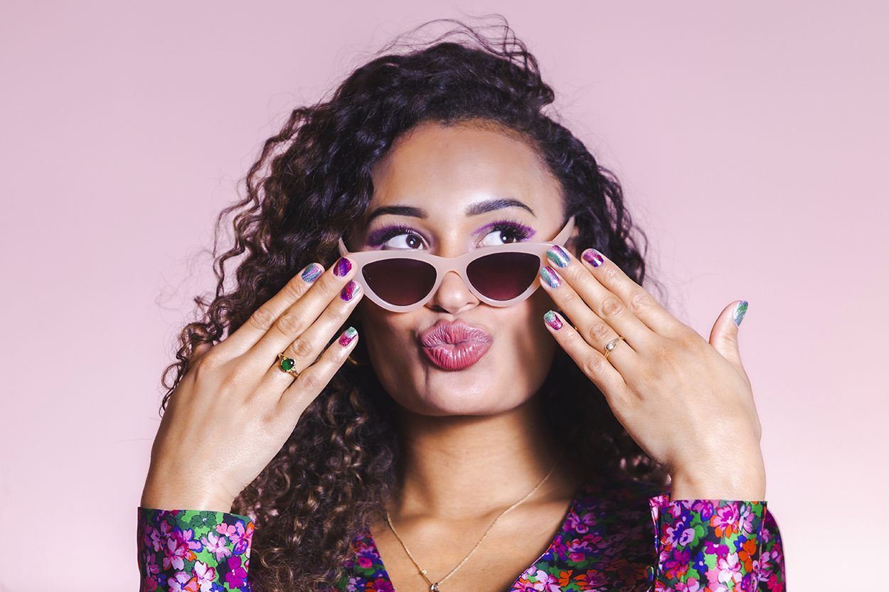 product foto nagels roze en speels met zonnebril