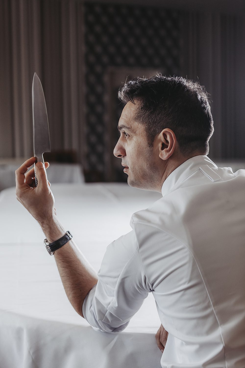 Stoere foto van chef-kok Elvis met mes in zijn hand